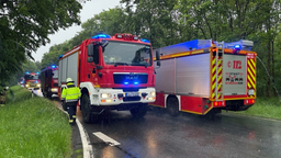 Zwei Löschfahrzeige und mehrere Feuerwehrleute während dem Einsatz im Regen.