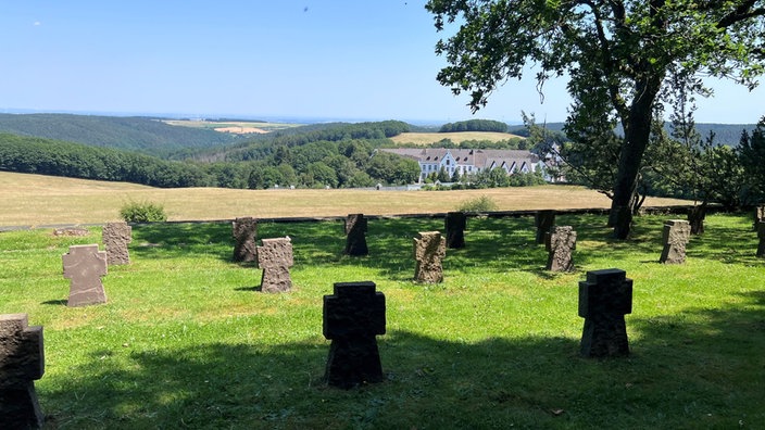 Ausblick vom Soldatenfriedhof am Kloster Mariawald