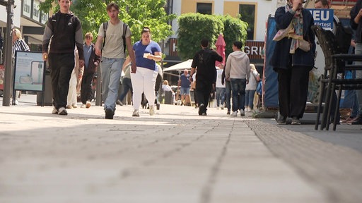 Menschen laufen durch die Fußgängerzone von Euskirchen