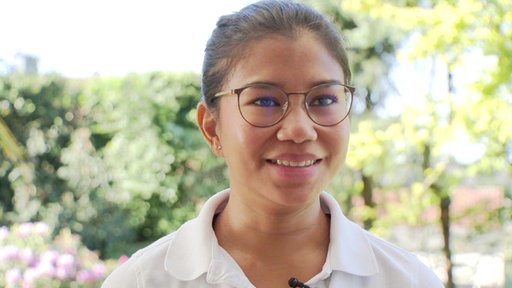 Putri Jelita (28) hat sich bewusst für eine Ausbildung in der Pflege entschieden