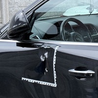 Mehrere Einschusslöcher in einem schwarzen Auto