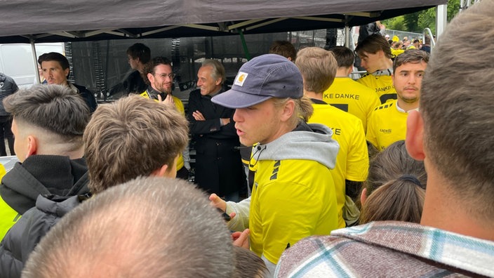 Drittliga-Torschützenkönig Lars Gindorf mit Fans