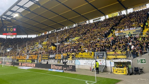 Der Stehplatzblock des Aachener Tivoli voller Fans