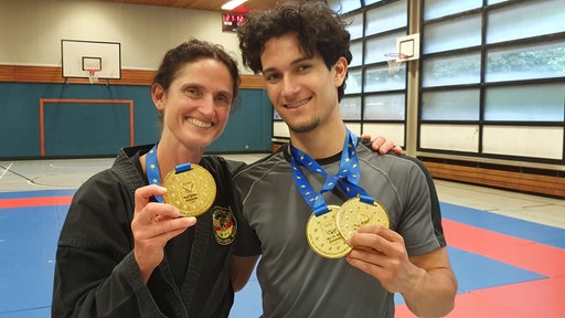 Nina Schröter und Sohn Jonas präsentieren ihre Goldmedaillen von der Hapkido-Europameisterschaft 2024