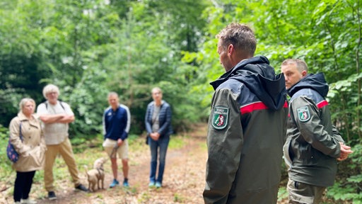Ranger von der Seite: Vorne Martin Meier, Hinten Joachim Selbach. Hinter ihnen vier Teilnehmende