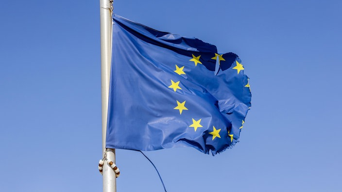 Eine zerissene Europaflagge