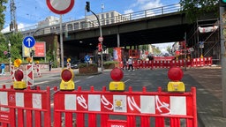 Sperrung unter der Brücke