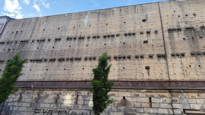 Heruntergekommene Außenfassade des Bunkers