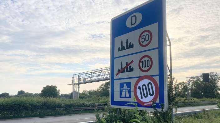Gewagte Aktion-Greenpeace überklebt Autobahnschilder bei Aachen