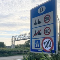 Gewagte Aktion-Greenpeace überklebt Autobahnschilder bei Aachen