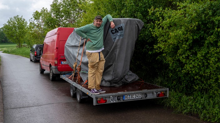 Transporter und Anhänger,  in dem das Luftschiff tranportiert wird