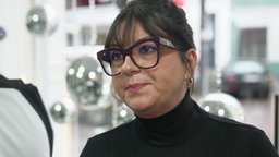 Friseurin Güven Sentürk im Gespräch mit dem WDR.