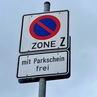 Ein Verkehrsschild mit Parkverbot, mit Parkschein frei