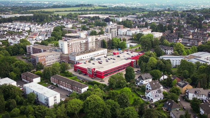 Vogelperspektive auf das Rhein-Maas Klinikum. 