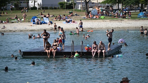 Schwimmplattform vor dem Strand