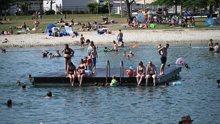 Schwimmplattform vor dem Strand