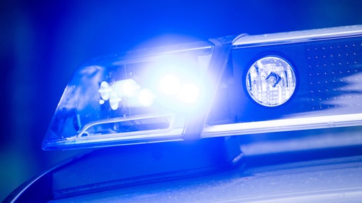 Blinkendes Blaulicht auf einem Polizeiauto