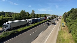 viele LKW stehen in einem Stau auf der A4 Richtung Köln