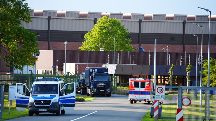 In der Zufahrt des Brennelemente-Zwischenlager sind Polizei und ein Rettungswagen zu sehen