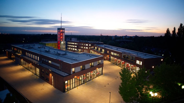 Die Ratinger Feuerwache bei Dämmerung
