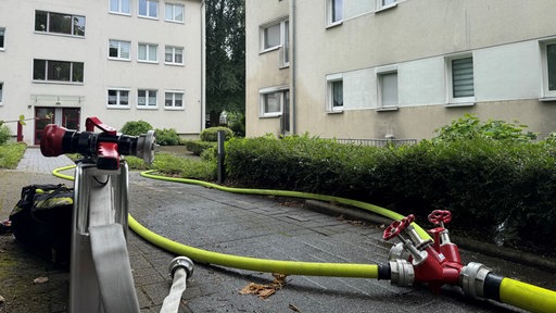 Feuerwehreinsatz wegen des Kellerbrandes.