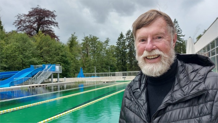 Dirk aus dem Siepen steht seitlich am Becken des neuen Naturfreibades