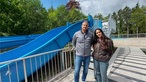 Andreas Bocklet-Schmidt und Karina Tigges von den Velberter Stadtwerken stehen vor der Wasserrutsche am Naturfreibad 