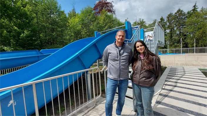 Andreas Bocklet-Schmidt und Karina Tigges von den Velberter Stadtwerken stehen vor der Wasserrutsche am Naturfreibad 