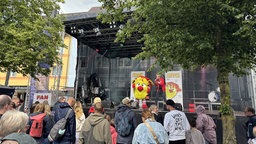 Menschen vor einer Bühne