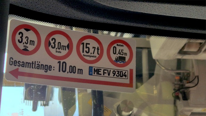Schild mit Abmessungen eines Feuerwehrautos