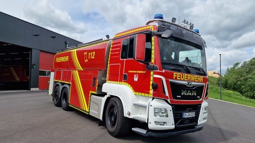 Ein umgebauter Milchtankwagen steht auf dem Hof der Feuerwehr in Nümbrecht