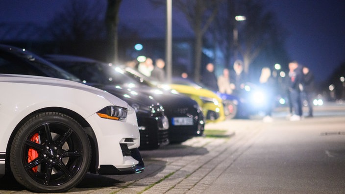 Zu sehen sind parkende Autos.