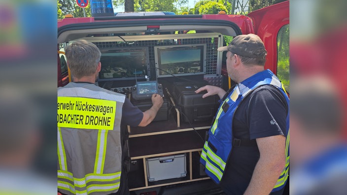 Die Feuerwehr Hückeswagen sucht das Waldgebiet mit einer Drohne auf weitere Brandherde ab
