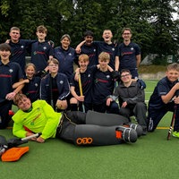 Special Hockey Team des RTB aufgestellt auf dem Hockeyfeld