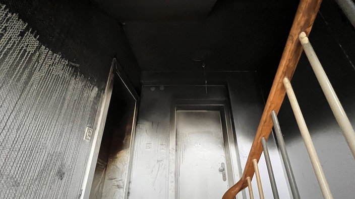 Zu sehen ist das Treppenhaus des Remscheider Mehrfamilienhaus, in dem die Wohnung brannte