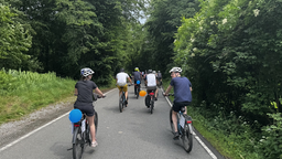 Fahrradfahrer fahren auf einer Straße.