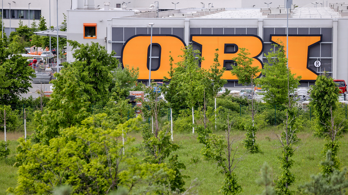 Drei überdimensionale Buchstaben hängen an der Fassade einer Fililale der Baumarktkette Obi