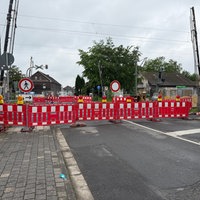 Bahnübergang mit rot-weißer Absperrung gesperrt