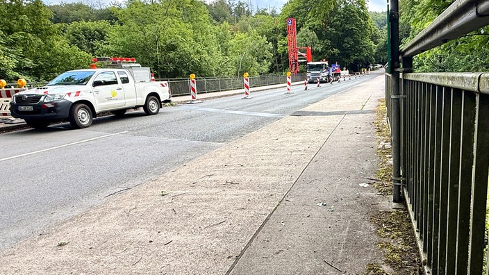 Baustellenfahrzeuge, Barken auf Wupperbrücke