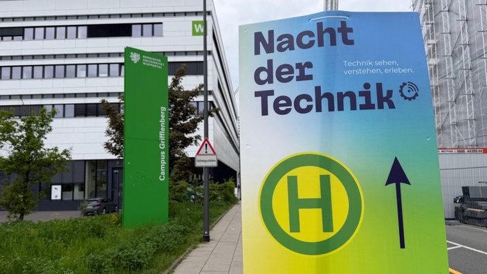 Schild mit Aufschrift "Nacht der Technik" vor Gebäude der Bergischen Universität Wuppertal 