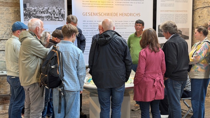 Menschenmenge in Rückenansicht