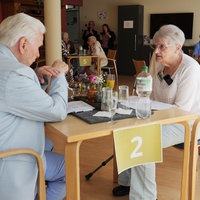 Zwei Senioren unterhalten sich beim Speed Dating