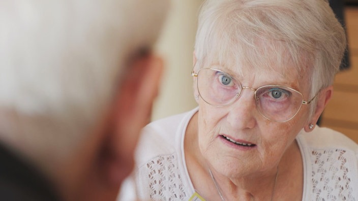 Frau hört interessiert im Gespräch zu