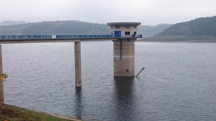 Der Rohwasserturm in der Dhünn-talsperre.
