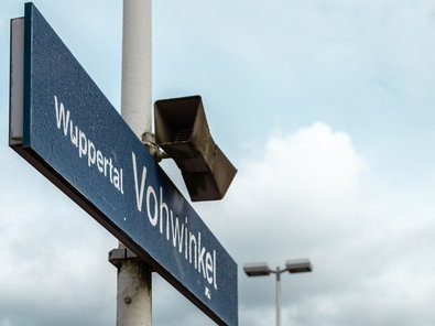Bahnhofschild Wuppertal Vohwinkel.