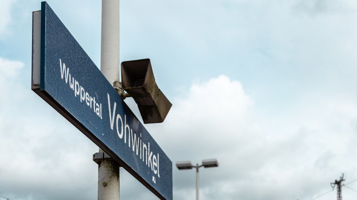 Bahnhofschild Wuppertal Vohwinkel.