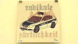 ein Gemälde von einem Polizeiwagen, das in Flammen steht. Um den Wagen herum steht: "radikale Zärtlichkeit"
