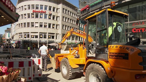 ein Bagger steht vor den Wuppertaler City Arkaden