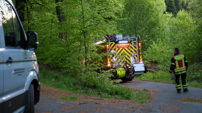 Ein Feuerwehrauto im Wald