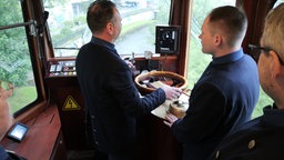 Fahrlehrer mit Schülern im historischen Kaiserwagen